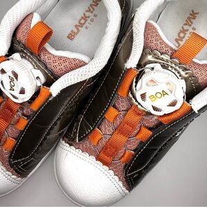 Designer Black Yak Kids Shoes - size 2.5Y EUC dial to tighten and release